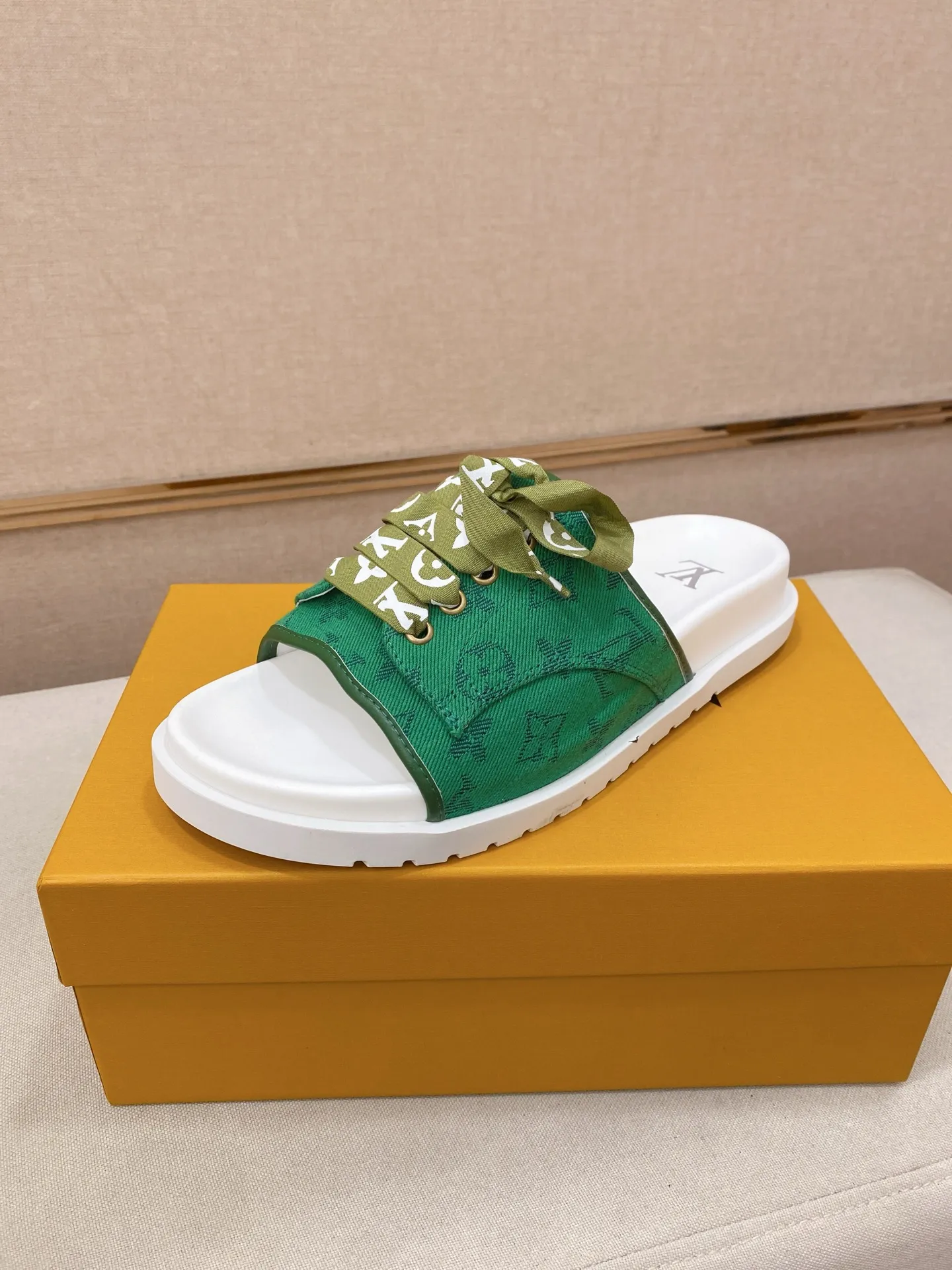 Men's shoes 💰: 340💰Made by LV🔍Top purchasing agents. Men's spring and summer slippers are available at the same counter. The uppers are imported cowhide from Italy, with logo graphics and high-quality craftsmanship. Soles: original soles specially provided by the original factory. Exclusive movable molded soles are super comfortable. Original goods follow orders. 🔍🔍High quality. You can enter and exit the counter at will. Welcome to compare. Size 38-44.